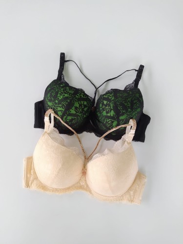 biustonosz miseczka D z ozdobnymi paskami.jpg