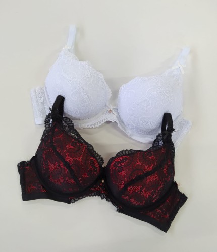 biustonosz miseczka C ręka adama .jpg