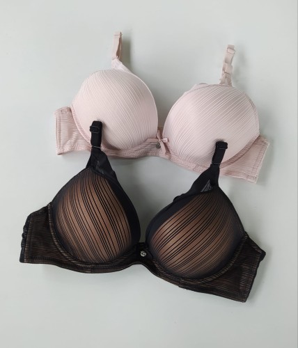 Biustonosz miseczka B push- up ręka Adama Masha.jpg