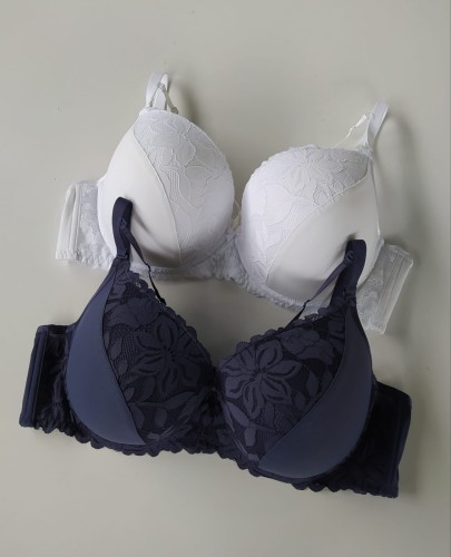 Biustonosz miseczka D z ozdobnymi paskami Fritz.jpg