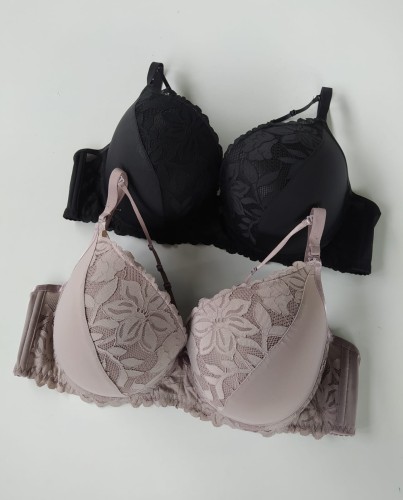 Biustonosz miseczka D z ozdobnymi paskami Fritz.jpg