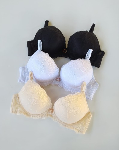 Biustonosz Yara miseczka C, push-up ręka Adama z koronkowym wykończeniem