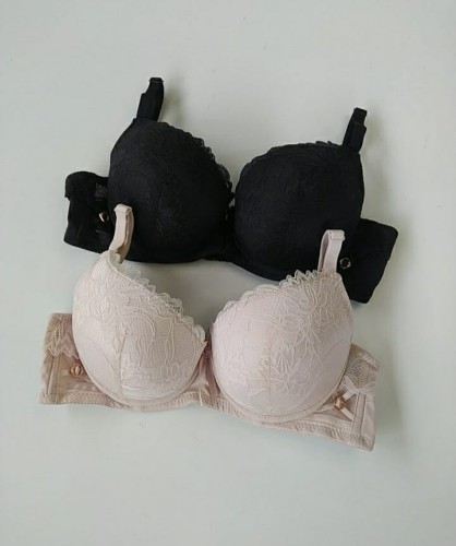 Biustonosz miseczka B duży push-up z ozdobnymi złotymi klamrami Bella montello