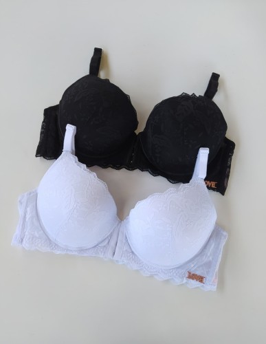 Biustonosz miseczka D zapinany z przodu z ozdobną koronką Maria montello