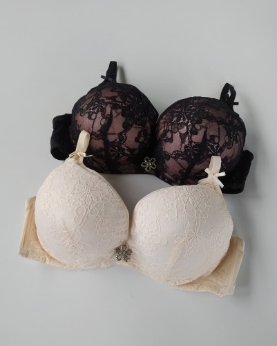 Biustonosz miseczka C push-up obszyty koronką Noelia montello