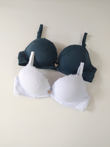 Biustonosz miseczka B Ręka Adama Ola montello.jpeg