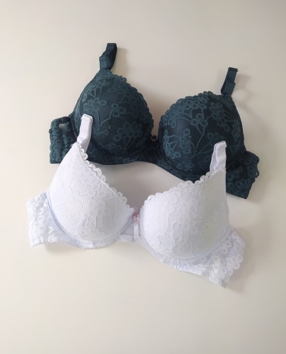 Biustonosz miseczka D push up ręka Adama Gora montello.jpeg