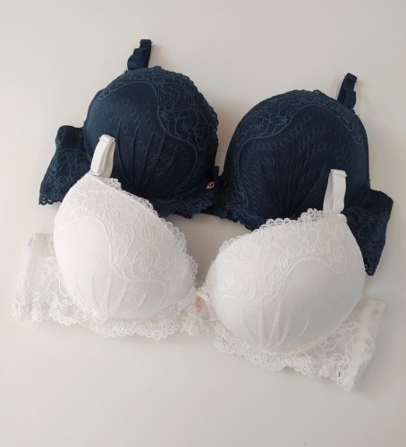 Biustonosz miseczka C push-up z ręką Adama Stella.jpg